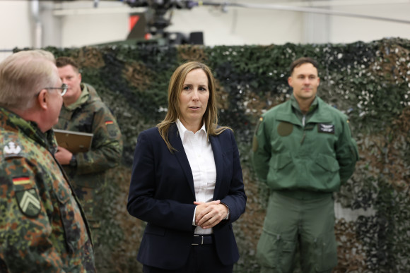 Landtagspräsidentin und Soldaten