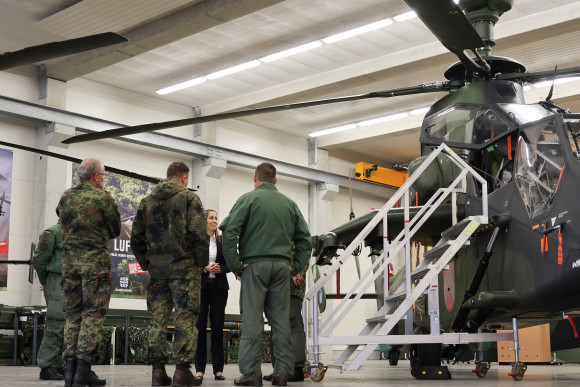 Soldaten und Hubschrauber