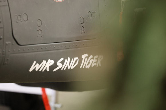 Aufschrift auf Hubschrauber "Wir sind Tiger"