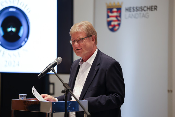 Pressefoto des Jahres 2024 Knud Zilian am Rednerpult