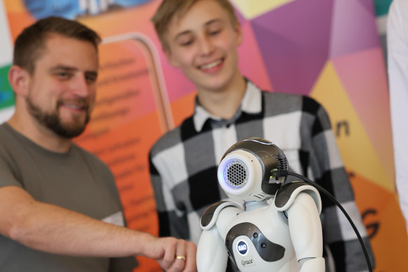 zwei Menschen und ein Roboter