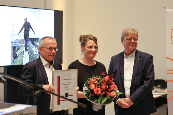 Ehrung der Siegerin mit Urkunde und Blumenstrauß