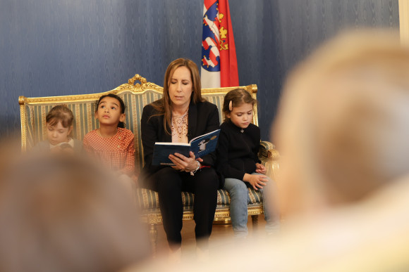Landtagspräsidentin liest Kindern aus Buch vor