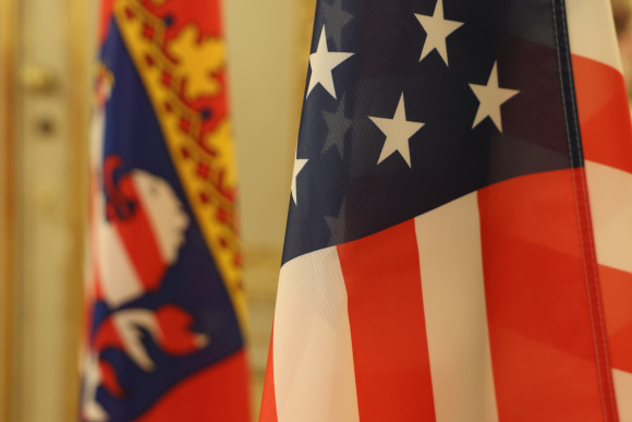 Flaggen USA und Hessen