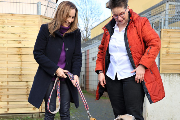 Landtagspräsidentin mit Hund an der Leine