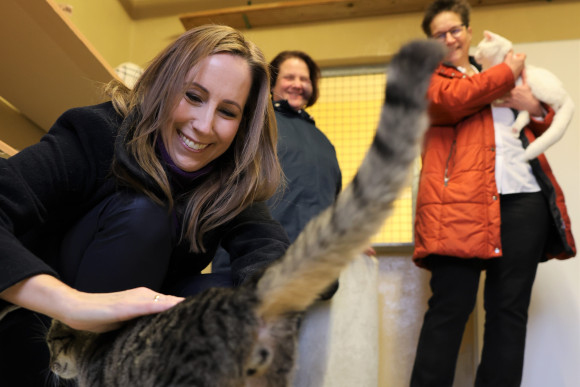 Landtagspräsidentin streichelt Katze