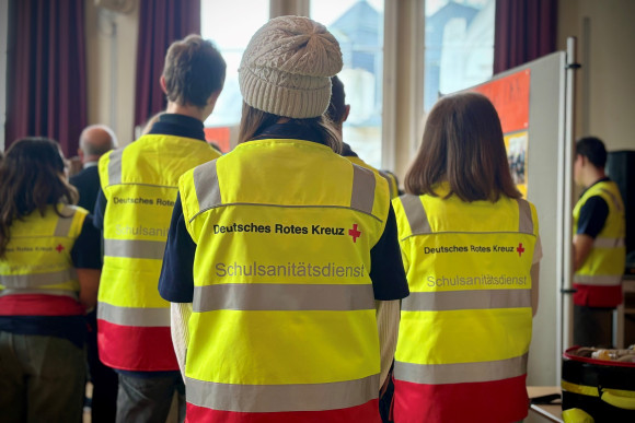 Kinder mit Warnwesten mit der Aufschrift Deutsches Rotes Kreuz - Schulsanitätsdienst