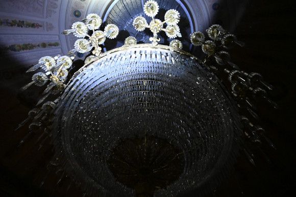 Ein Kronleuchter im Schein einer Taschenlampe
