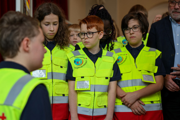 Kinder in gelben Westen