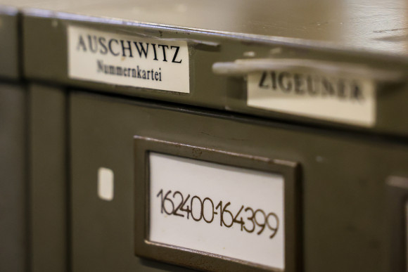Karteikasten mit Auschwitz Akten