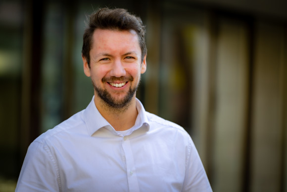 Marius Schmitt vor Plenargebäude