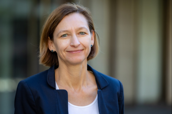 Natascha Lenz vor Plenargebäude