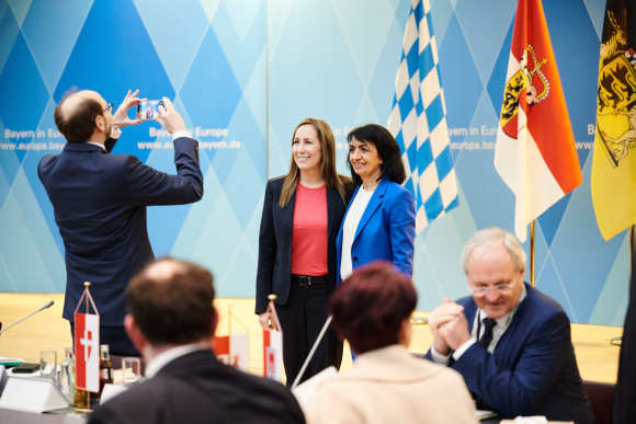 Hessens Landtagspräsidentin Astrid Wallmann mit ihrer Amtskollegin und Gastgeberin der Europakonferenz Muheterem Aras aus Baden-Württemberg