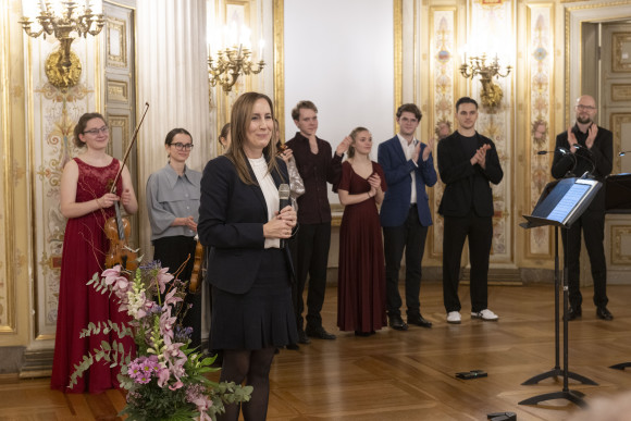 Landtagspräsidentin Wallmann und Musiker im Musiksaal
