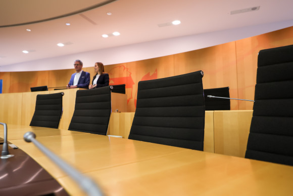 Landtagspräsident Hering und Landtagspräsidentin Wallmann im Plenarsaal