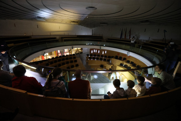 Taschenlampenführung Blick von der Besuchergalerie in den dunklen Plenarsaal