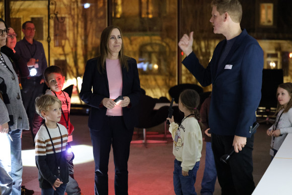 Taschenlampenführung Landtagspräsidentin und Kinder bei der Taschenlampenführung