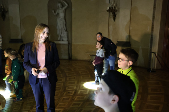 Taschenlampenführung Landtagspräsidentin und Kinder bei der Taschenlampenführung