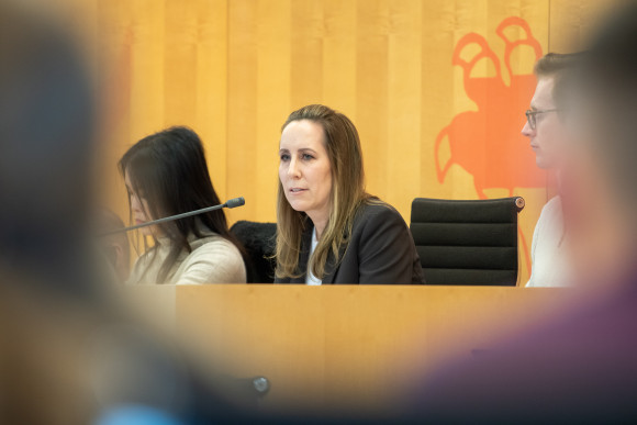 Landtagspräsidentin spricht in Mikrofon