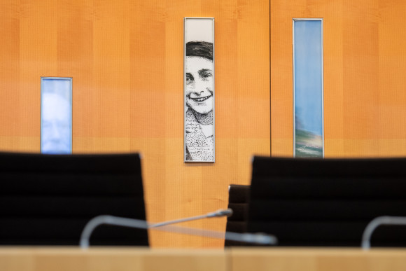 Gedenken Anne Frank Bild von Anne Frank in der Plenarsaalrückwand