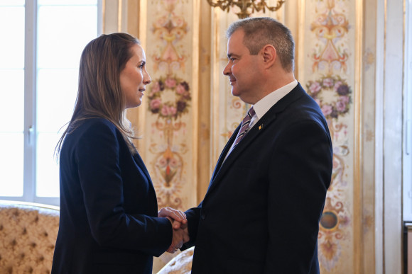 Landtagspräsidentin Wallmann und der Landtagspräsidentin Astrid Wallmann und der Generalkonsul der Ukraine reichen sich die Hand