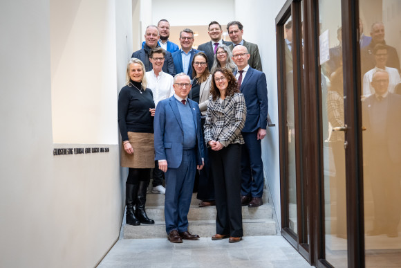 Gruppenfoto des Parlamentarischen Freundeskreises mit dem polnischen Botschafter