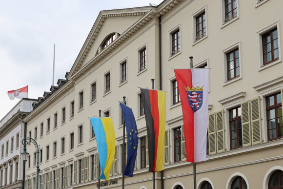Beflaggung Ukraine vor dem Kavalierhaus