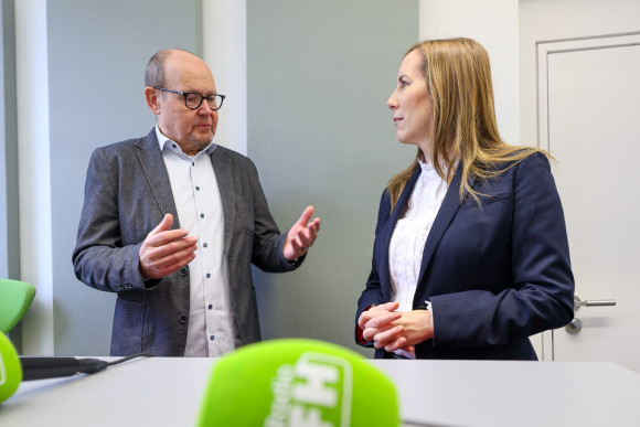 zwei Personen im Gespräch
