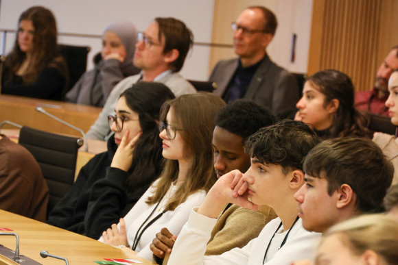 hr 2 Hörfest Schüler sitzen auf den Abgeordnetenplätzen im Plenarsaal