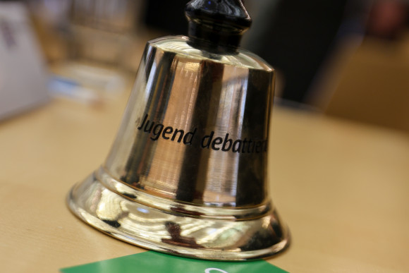 Glocke mit Aufschrift Jugend debattiert