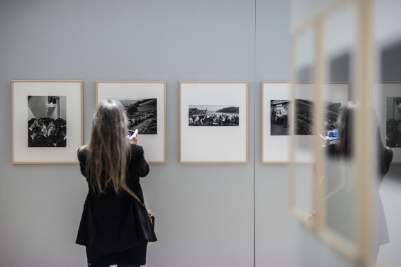 Frau betrachtet Bilderausstellung