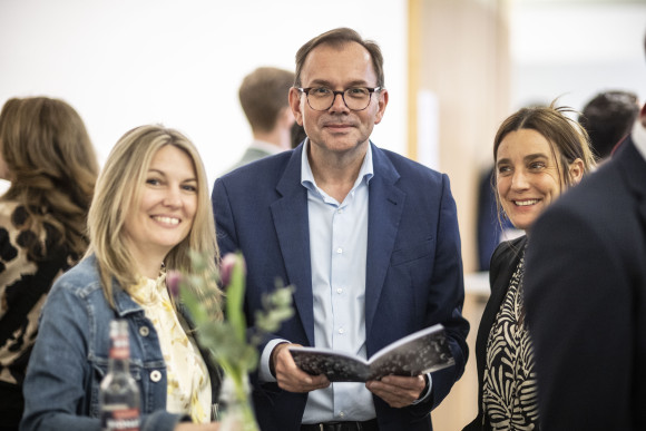 Mathias Wagner liest im Ausstellungskatalog