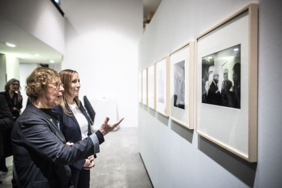 Frauen betrachten Bilder