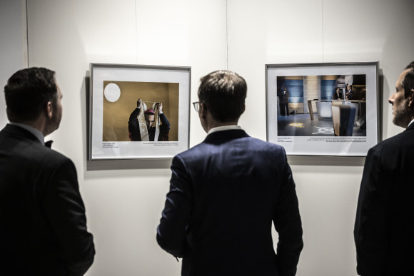 Menschen betrachten Bilder