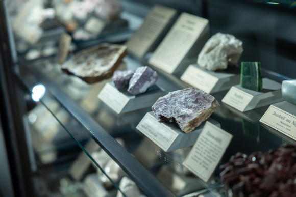 Mineraliensammlung in Schaukasten