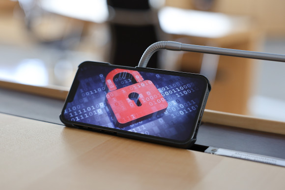 Mobiltelefon mit Schlüssel im Plenarsaal