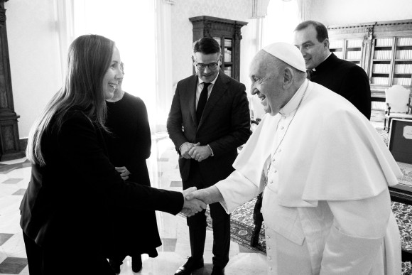 Trauer um Papst Franziskus Landtagspräsidentin Wallmann gibt Papst Franziskus die Hand
