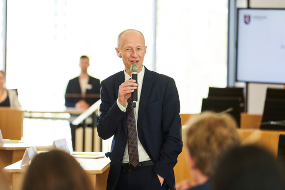Jugend debattiert Landesfinale 2025 Kultusminister Armin Schwarz spricht in Mikrofon