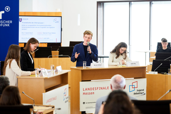 Schüler spricht in Mikrofon