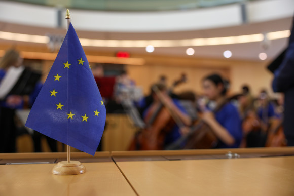 Europafahne im Plenarsaal