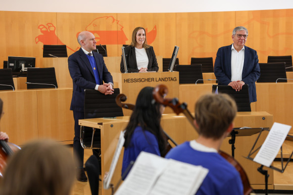 Landtagspräsidentin begrüßt junge Musizierende im Plenarsaal