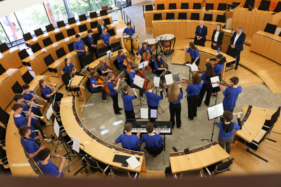 Junge Musizierende im Plenarsaal