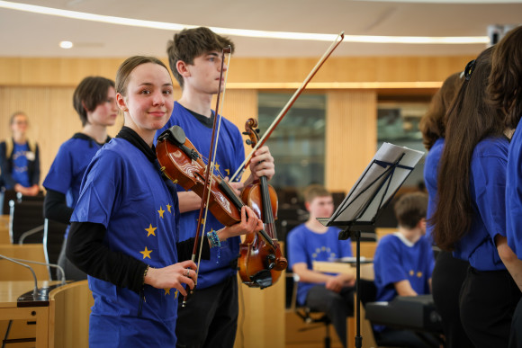 Europawochen 2025 Schülerinnen und Schüler spielen im Plenarsaal die Ode an die Freude