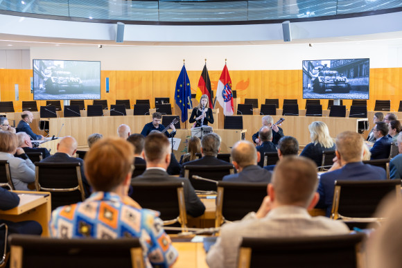 Gedenkstunde 80 Jahre Ende Zweiter Weltkrieg Musizierende im Plenarsaal zur Gedenkstunde