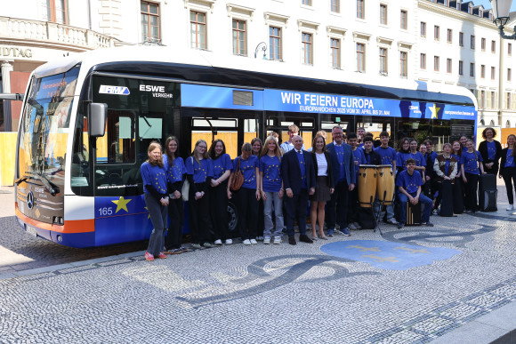 Gruppenbild mit Europabus