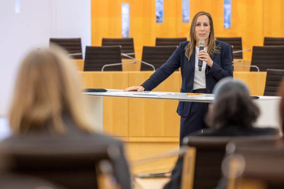 Aktionstag „Jüdisches Leben heute“ im Landtag Präsidentin Wallmann spricht mit Schülerinnen und Schülern