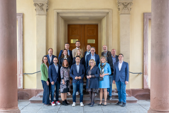 Petitionsausschuss 21. Wahlperiode Gruppenfoto Mitglieder Petitionsausschuss auf Außentreppe