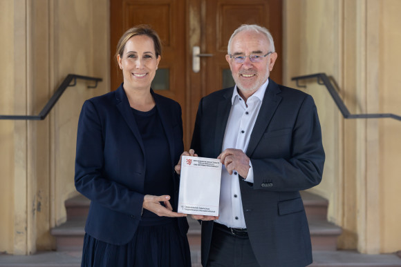 Tätigkeitsbericht Datenschutz Prof. Roßnagel überreicht Datenschutzbericht an Präsidentin Wallmann