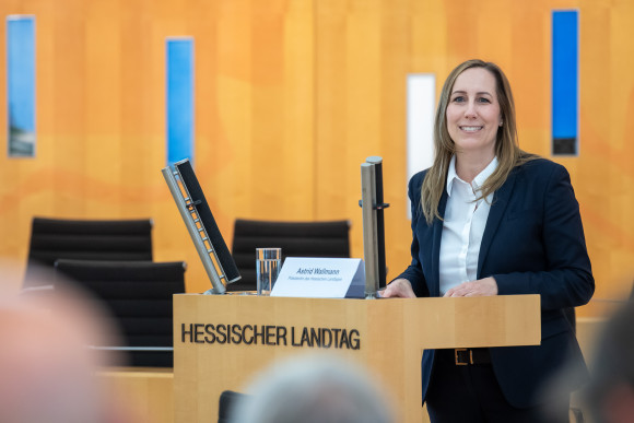Landtagspräsidentin am Rednerpult