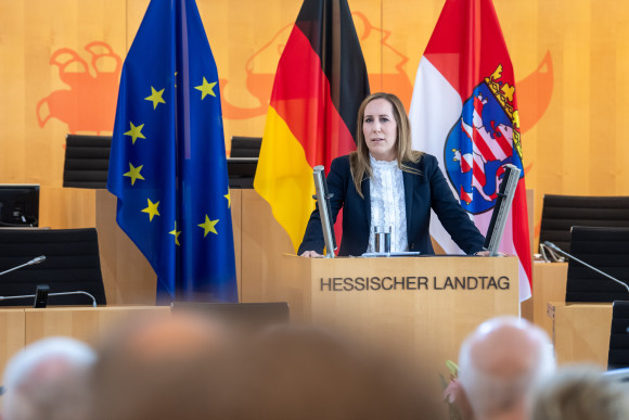Landtagspräsidentin am Rednerpult